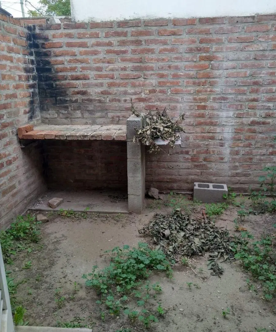 Witcomb 2391, ALQUILA Casa de un dormitorio con entrada de auto. 4