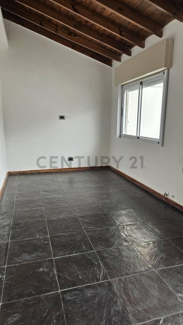 Luminosa y Funcional Casa de Dos Plantas de 5 Ambientes en Villa Maipú. 5