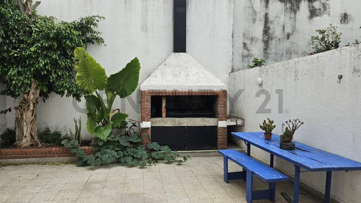Luminosa y Funcional Casa de Dos Plantas de 5 Ambientes en Villa Maipú. 1
