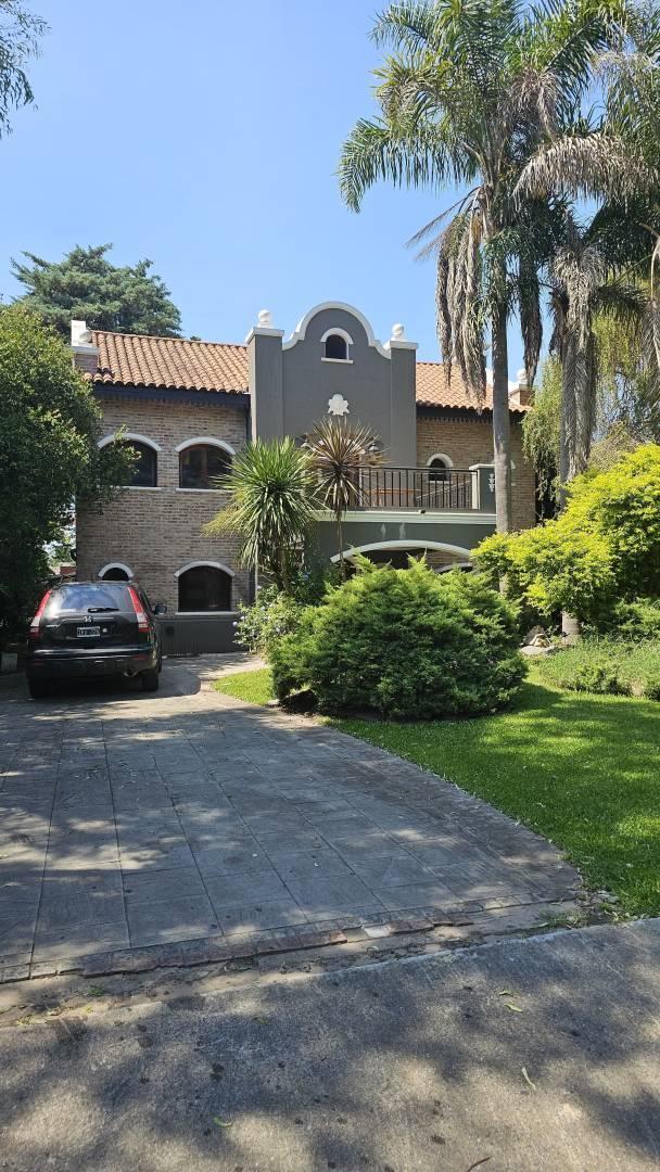 Hermosa Casa a La Venta en Barrio Saint Thomas Este en Canning - 6 Ambientes con Piscina y Parque 1