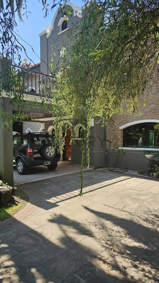 Hermosa Casa a La Venta en Barrio Saint Thomas Este en Canning - 6 Ambientes con Piscina y Parque 3