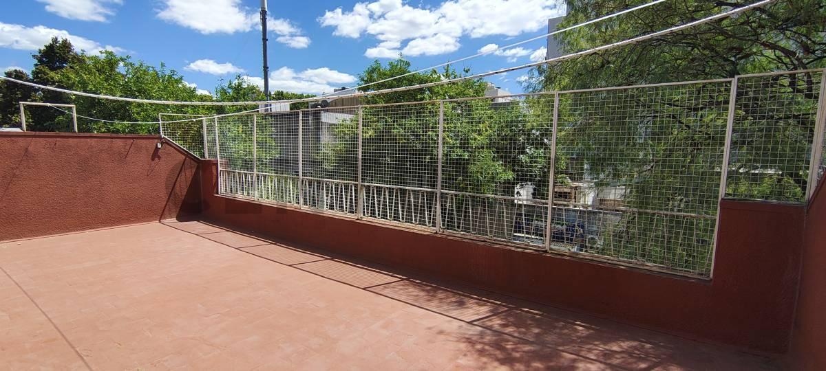 VENTA CASA DE 4 AMBIENTES CON PATIO Y TERRAZA, EN VILLA SANTA RITA