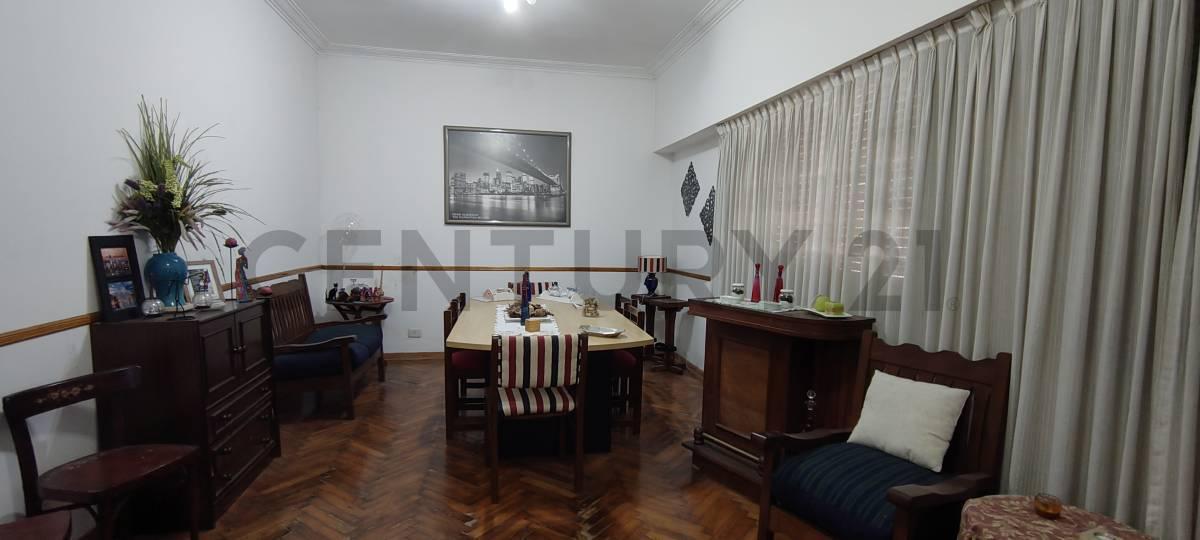 VENTA CASA DE 4 AMBIENTES CON PATIO Y TERRAZA, EN VILLA DEL PARQUE
