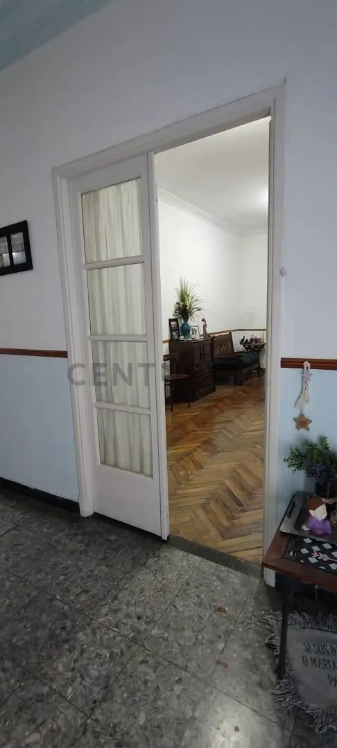 VENTA CASA DE 4 AMBIENTES CON PATIO Y TERRAZA, EN VILLA DEL PARQUE 5