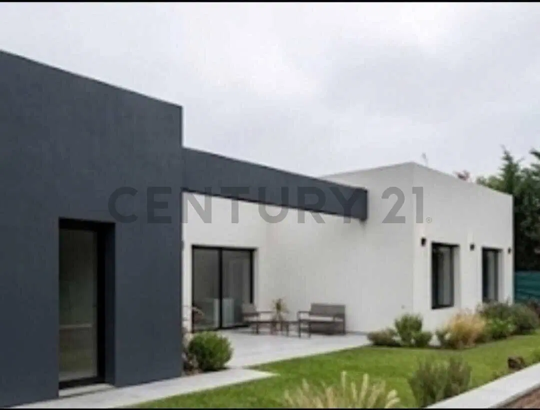 Funcional y luminosa casa de 4 ambientes, entrega mes de junio, ubicada en una excelente zona dentro 4