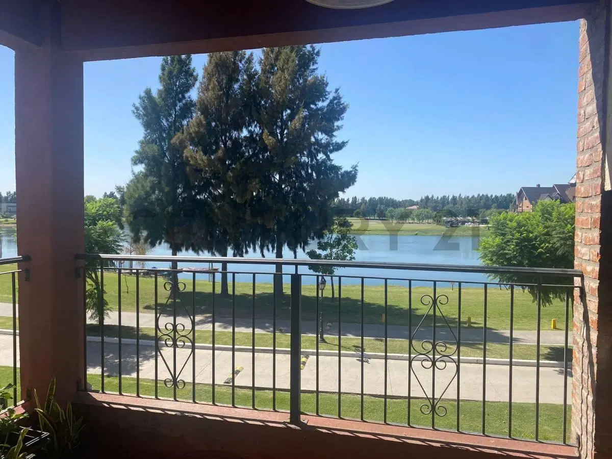 Departamento en alquiler de tres ambientes con balcón al frente y vista a la bahía 2