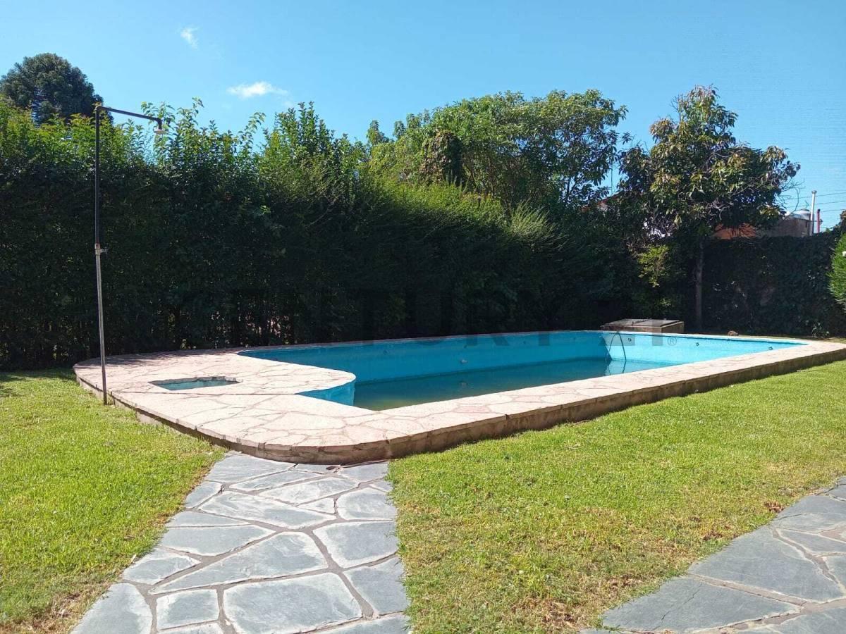CASA QUINTA de 5 AMB gran parque con QUINCHO, PARRILLA Y PILETA. En cercania a estacion la reja.