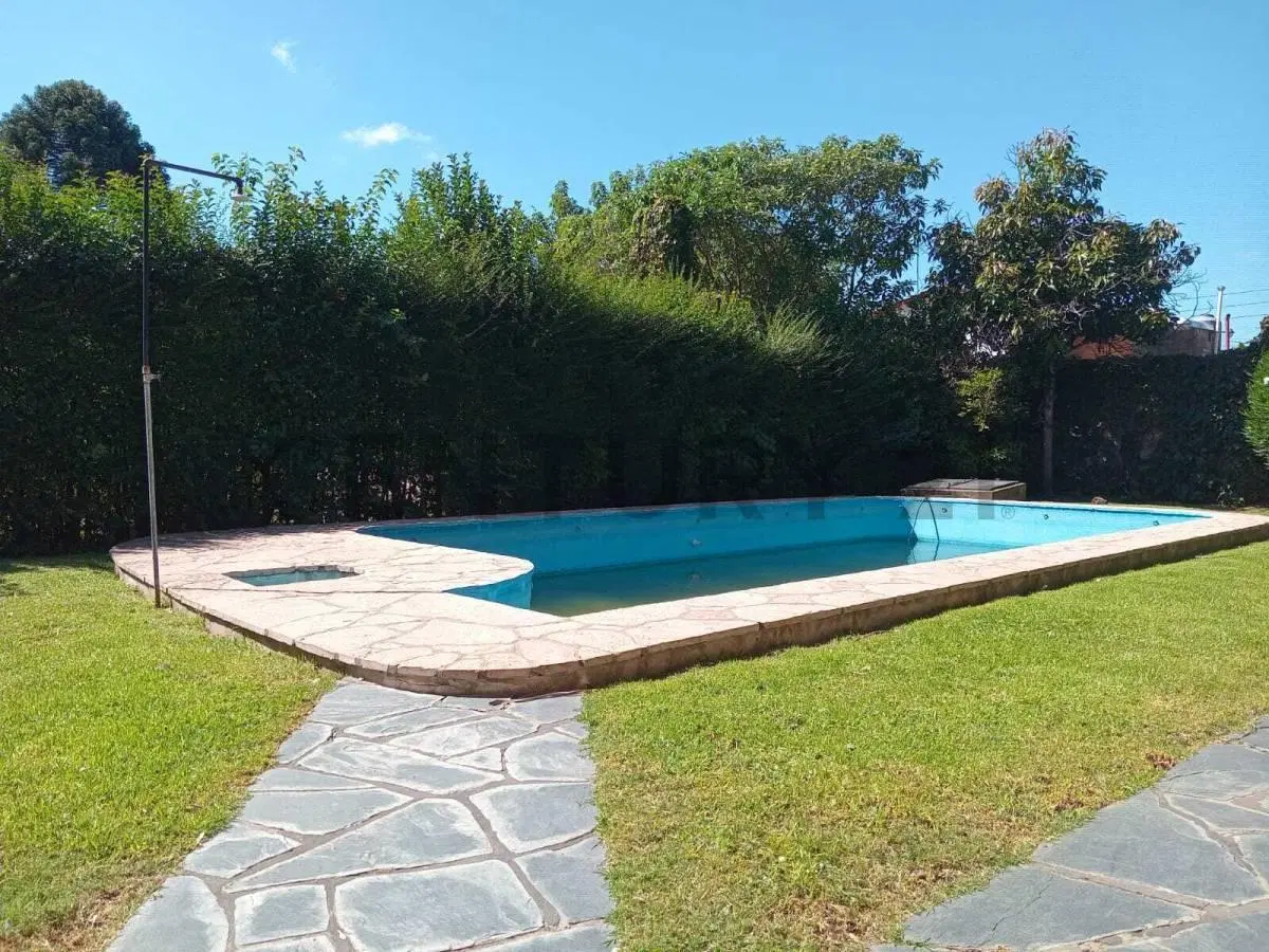 CASA QUINTA de 5 AMB gran parque con QUINCHO, PARRILLA Y PILETA. En cercania a estacion la reja. 2