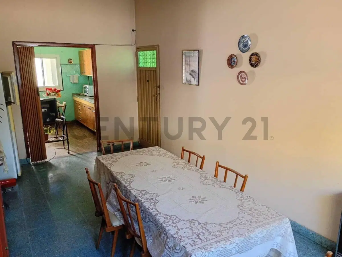 VENTA CASA 3 AMBIENTES CON PATIO, TERRAZA y JARDÍN. 4