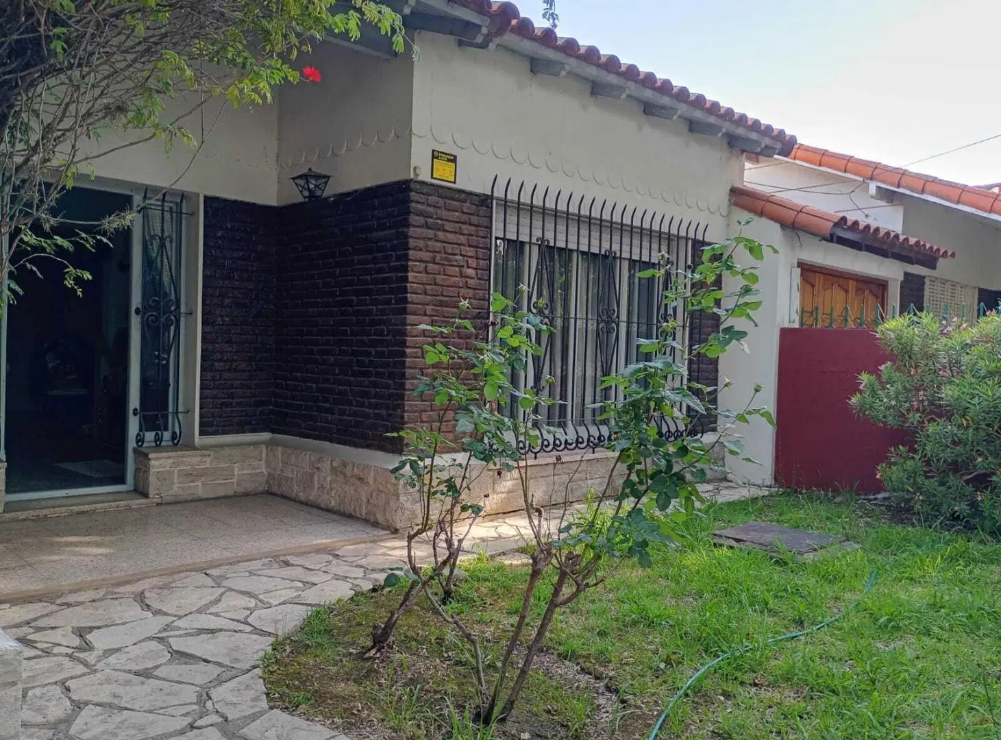 Casa en venta en Monte Grande con jardín, patio y garage. 2