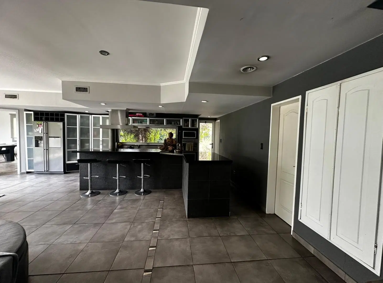 Casa 6 AMBIENTES con QUINCHO, PARRILLA, PISCINA, JARDÍN, TERRAZA, COCHERAS Y BODEGA en Barrio SANTA 5