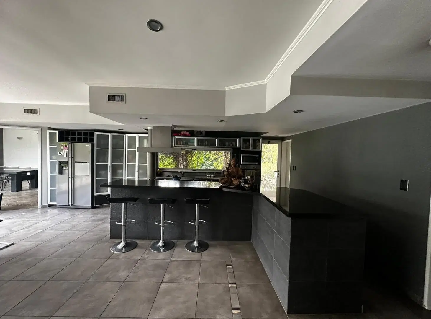 Casa 6 AMBIENTES con QUINCHO, PARRILLA, PISCINA, JARDÍN, TERRAZA, COCHERAS Y BODEGA en Barrio SANTA 4