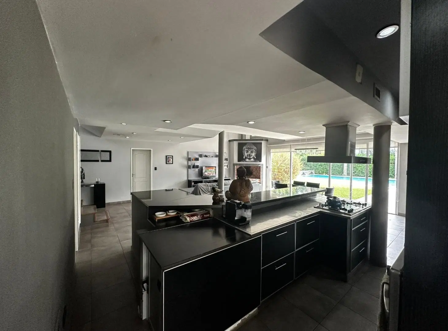 Casa 6 AMBIENTES con TERRAZA, QUINCHO, PARRILLA, PISCINA, JARDÍN, TERRAZA, COCHERAS Y BODEGA en Barr 5
