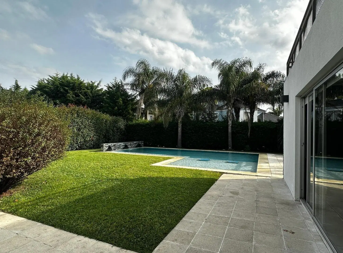 Casa 6 AMBIENTES con TERRAZA, QUINCHO, PARRILLA, PISCINA, JARDÍN, TERRAZA, COCHERAS Y BODEGA en Barr 2