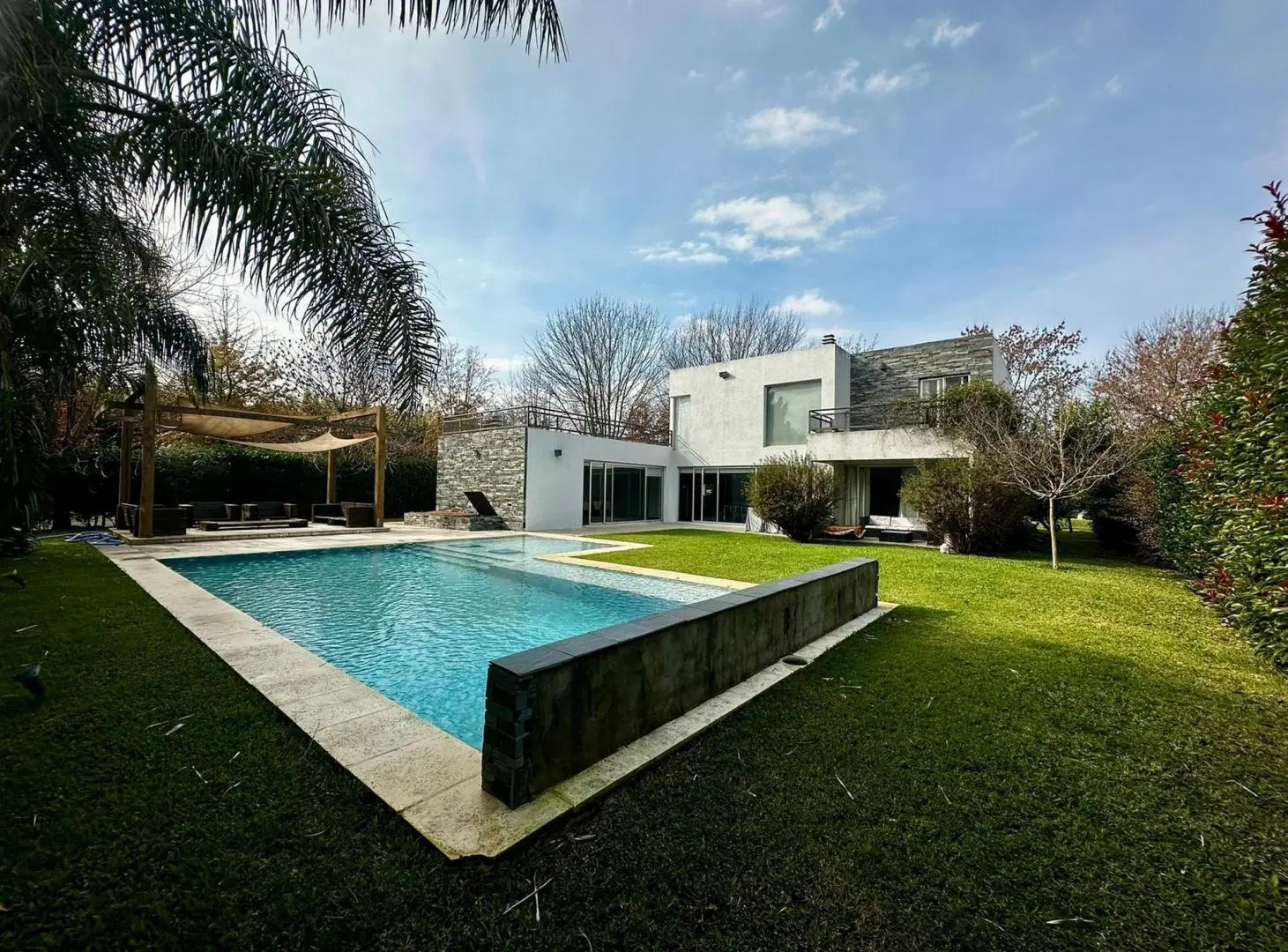 Casa 6 AMBIENTES con TERRAZA, QUINCHO, PARRILLA, PISCINA, JARDÍN, TERRAZA, COCHERAS Y BODEGA en Barr 8