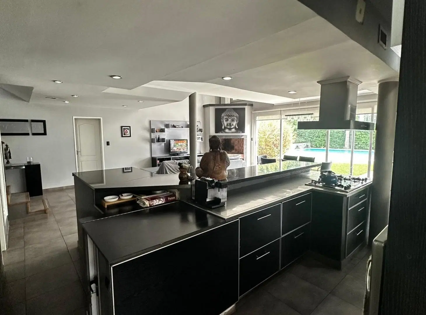 Casa 6 AMBIENTES con TERRAZA, QUINCHO, PARRILLA, PISCINA, JARDÍN, TERRAZA, COCHERAS Y BODEGA en Barr 3