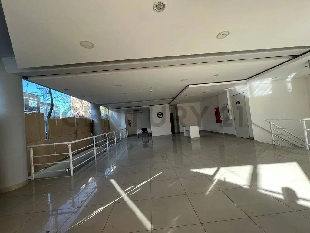 SE ALQUILA LOCAL COMERCIAL ESQUINA DE  284 M2 APTO TODO DESTINO. PARQUE PATRICIOS. 5