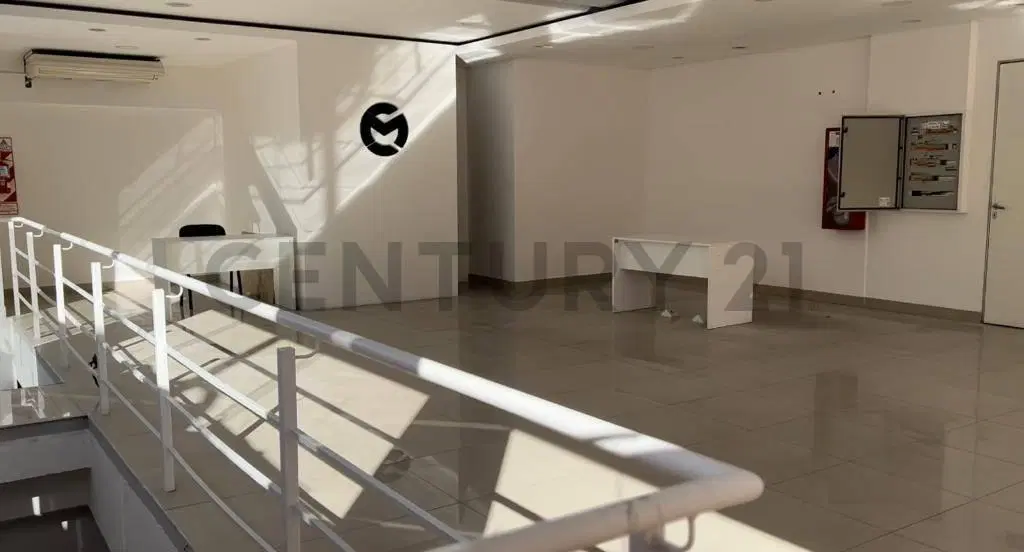SE ALQUILA LOCAL COMERCIAL ESQUINA DE  284 M2 APTO TODO DESTINO. PARQUE PATRICIOS. 3