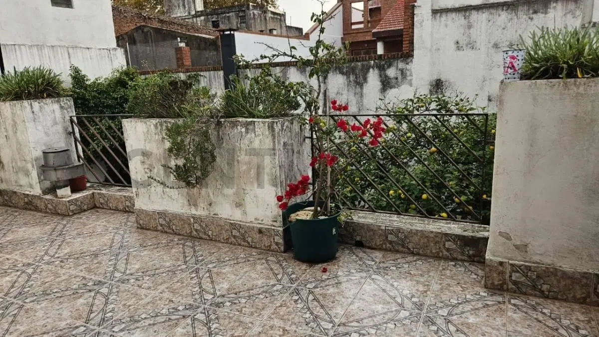 Casa Dúplex con cochera y jardín de 5 ambientes en Villa Maipú, San Martin 2