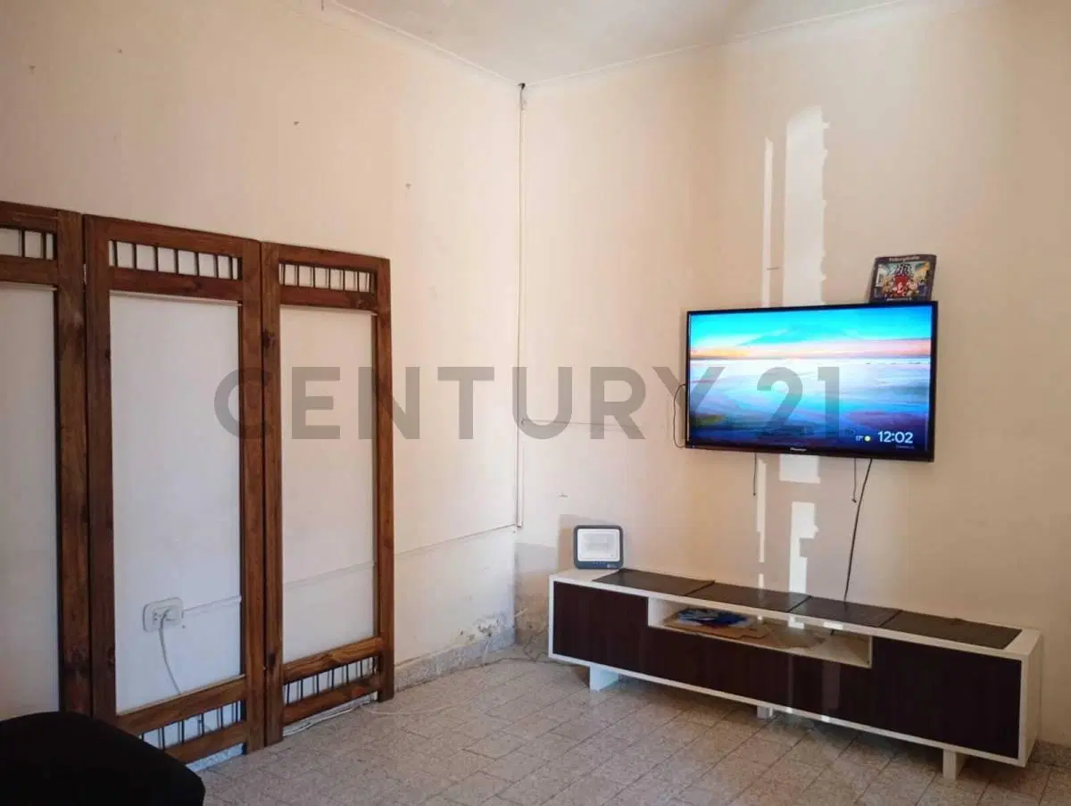 Venta casa de 3 ambientes con patio y cochera en Lomas de Zamora 2