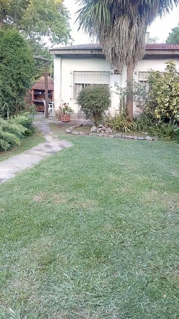 CASA DE 3 AMBIENTES con JARDIN EN FLORENCIO VARELA, TERRENO DE 300 MTS2 3