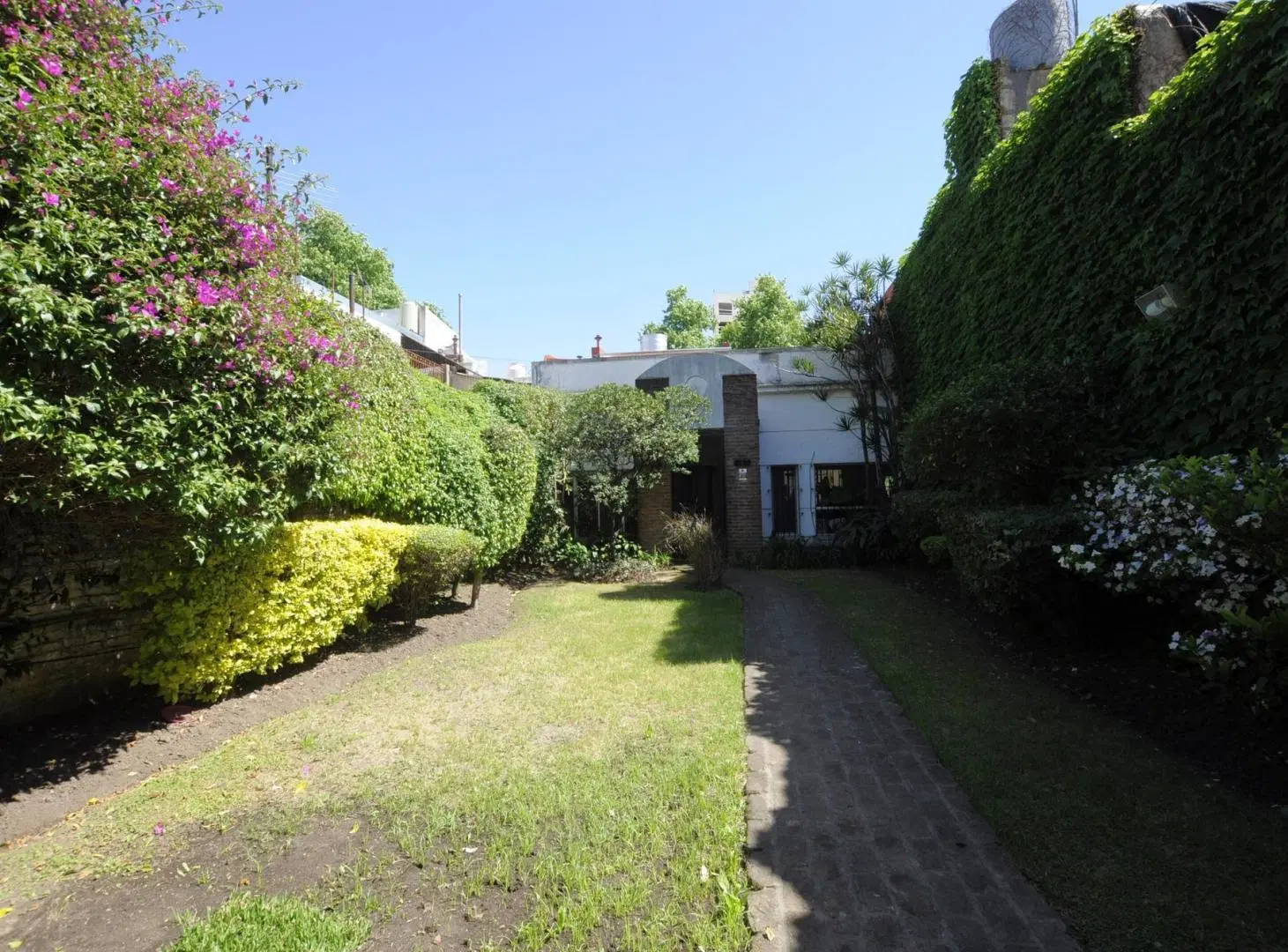 VENTA CASA 4 AMBIENTES CON COCHERA Y JARDÍN  - VILLA SANTA RITA 4