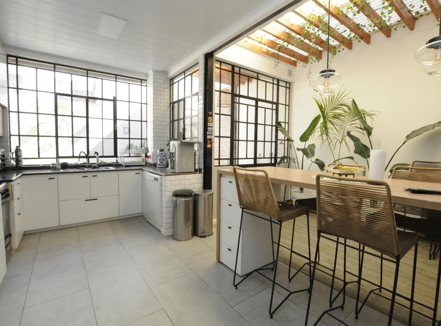 VENTA CASA 4 AMBIENTES CON COCHERA Y JARDÍN  - VILLA SANTA RITA