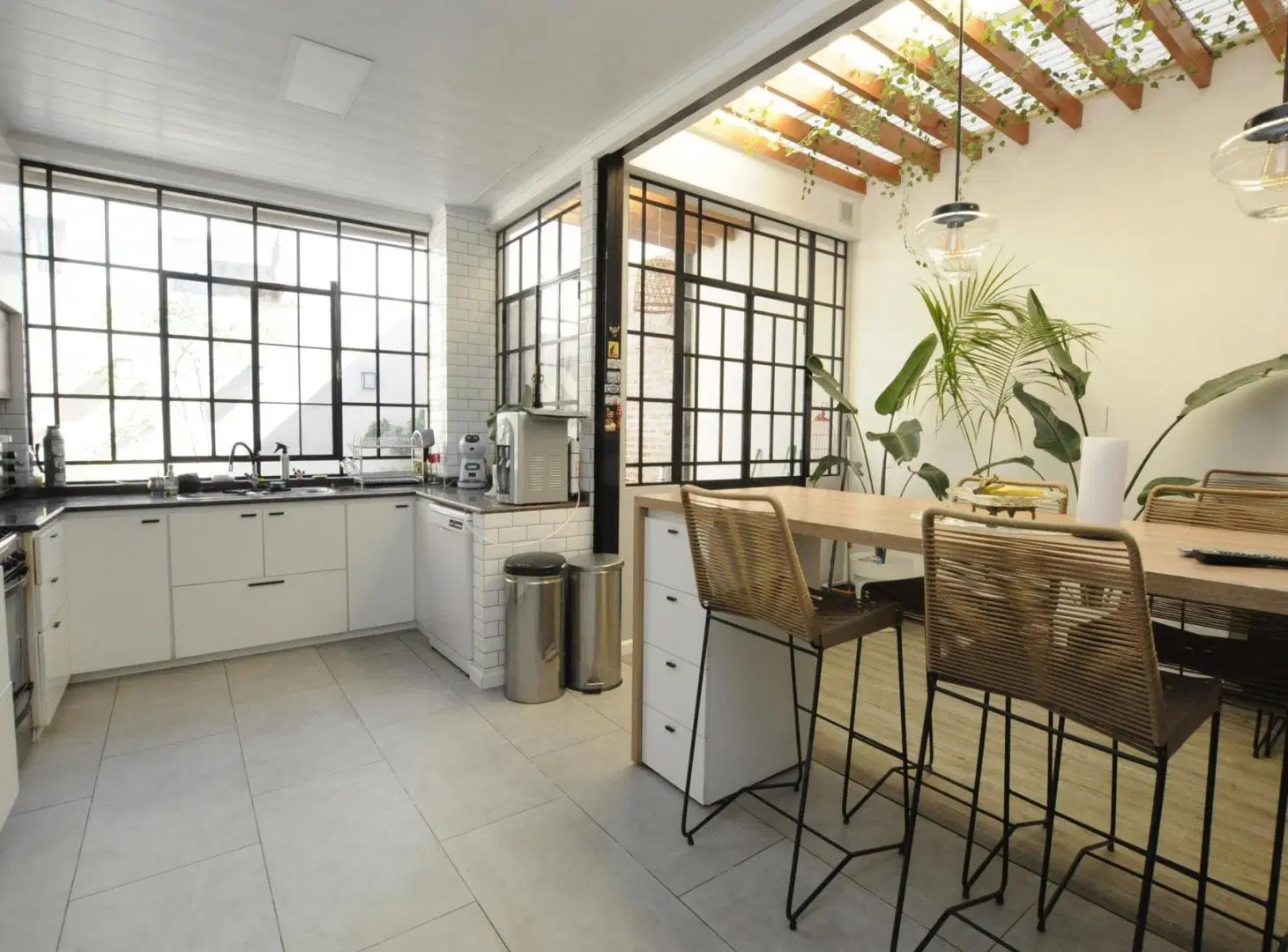 VENTA CASA 4 AMBIENTES CON COCHERA Y JARDÍN  - VILLA SANTA RITA 3