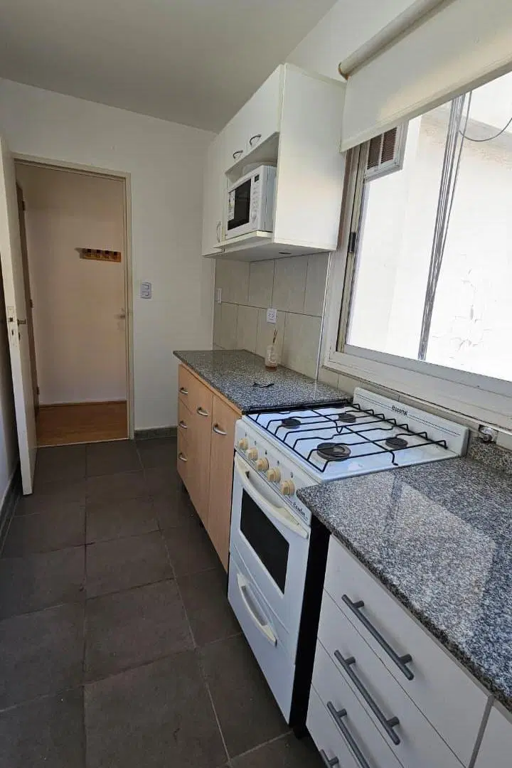Departamento en Alquiler tradicional de dos ambientes en zona céntrica de Olivos 2