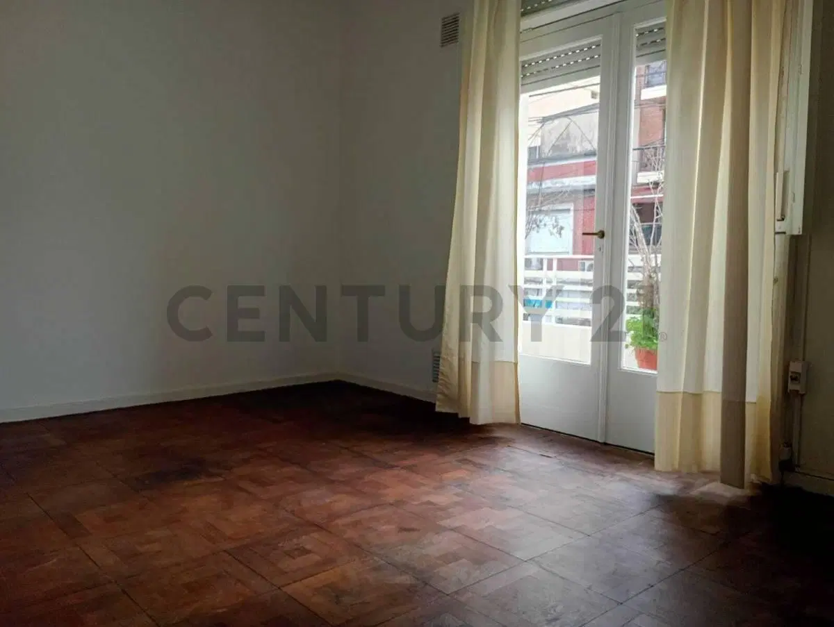 ALQUILER DEPARTAMENTO 3 AMBIENTES CON DOS BALCONES Y PATIO. 2