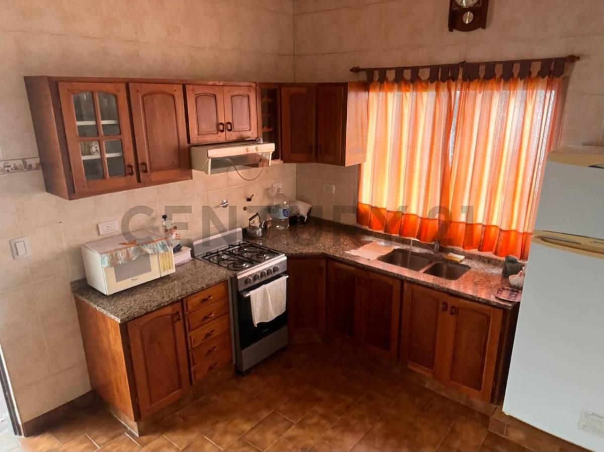 Foto de Casa en Venta 2 Dormitorios con jardín, Parrilla y Galpón al fondo, imagen 5