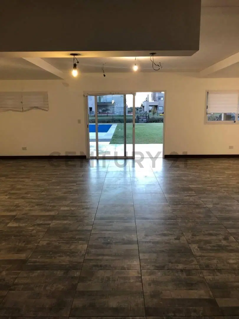 Casa de 4 habitaciones, playroom y pileta con salida al lago en El Principado Ciudad Náutica. 2