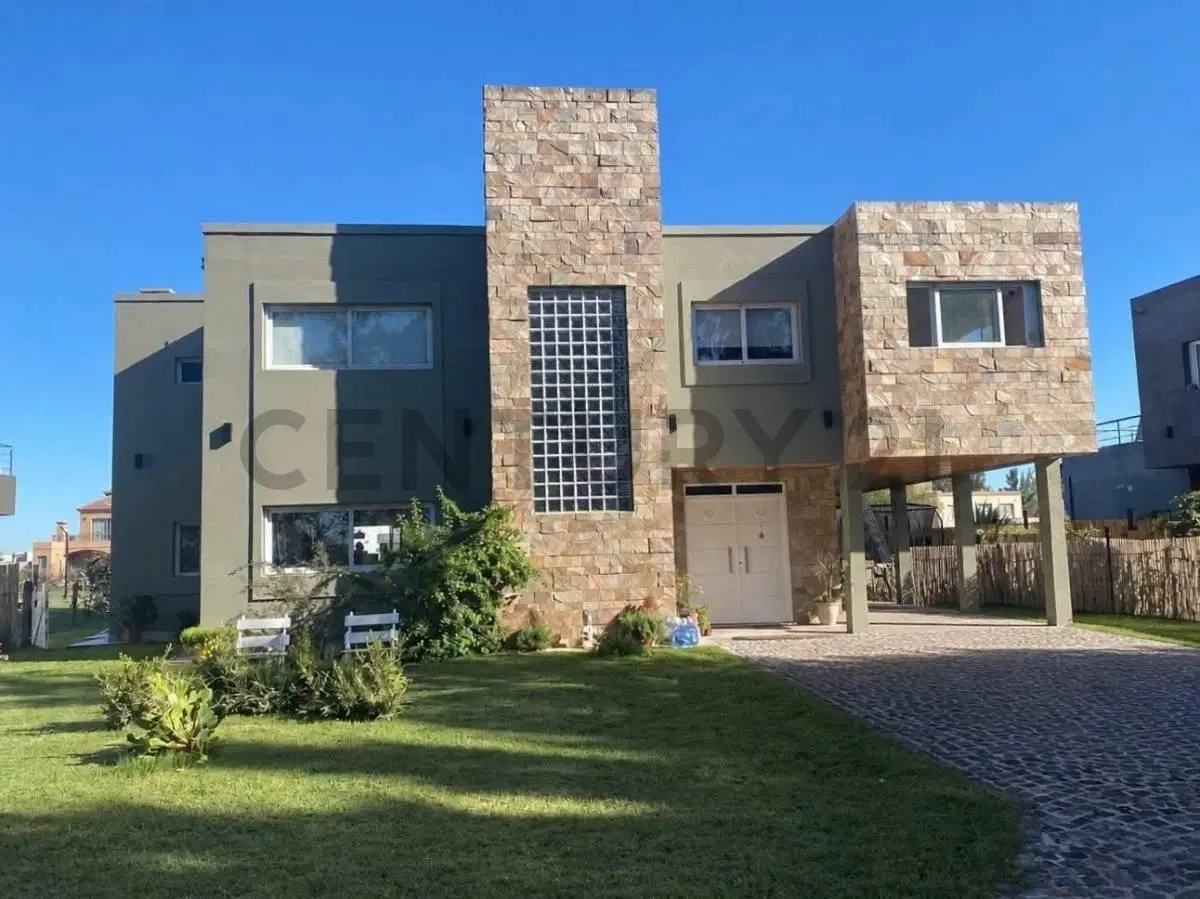 Casa de 4 habitaciones, playroom y pileta con salida al lago en El Principado Ciudad Náutica. 3