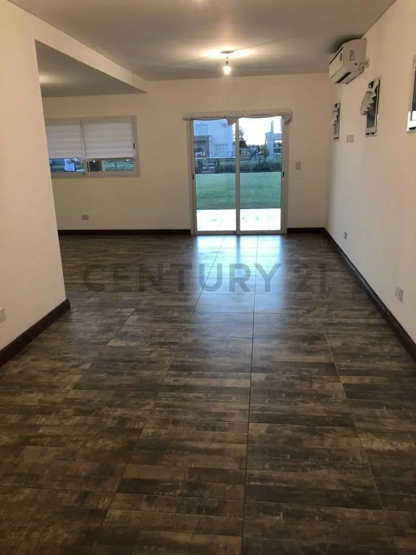 Casa de 4 habitaciones, playroom y pileta con salida al lago en El Principado Ciudad Náutica. 4