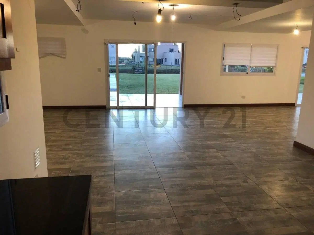 Casa de 4 habitaciones, playroom y pileta con salida al lago en El Principado Ciudad Náutica. 5