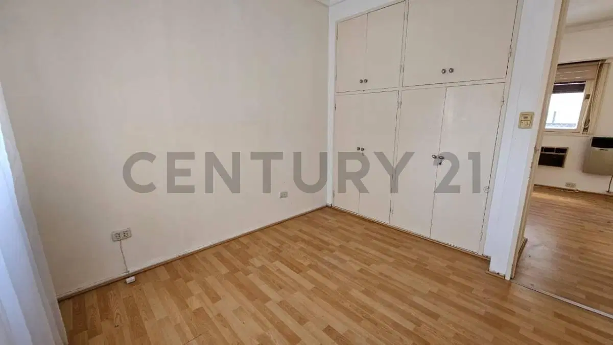 Departamento en venta de dos ambientes en zona céntrica de Olivos 3
