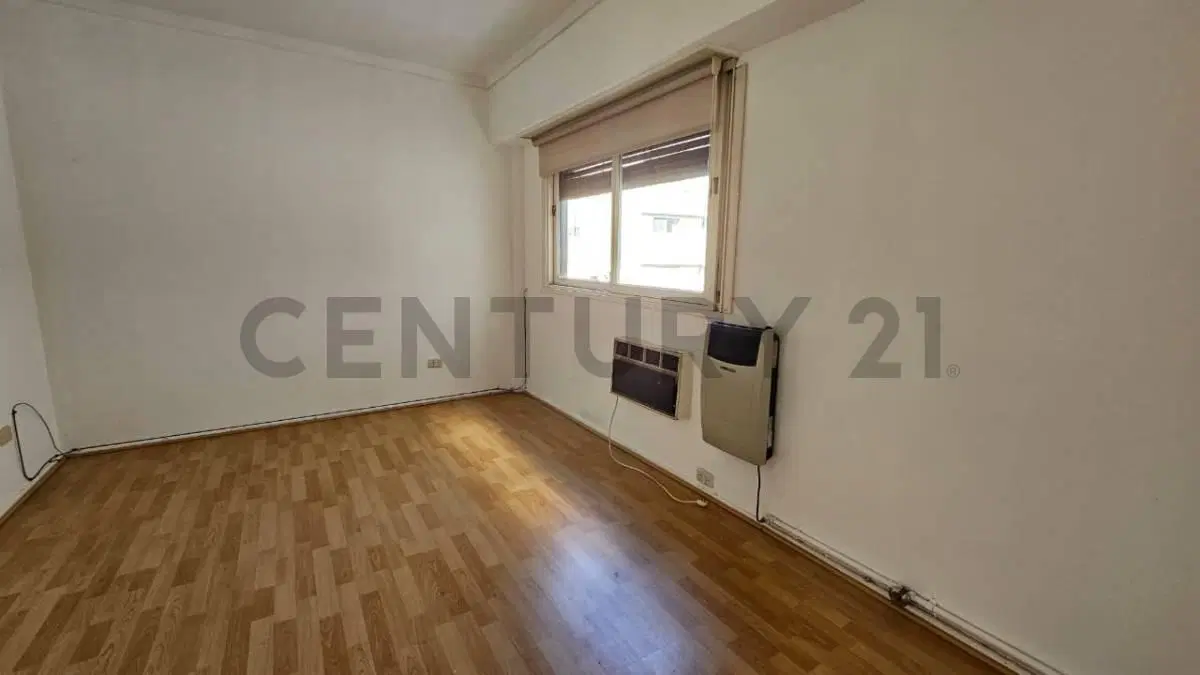 Departamento en venta de dos ambientes en zona céntrica de Olivos 2