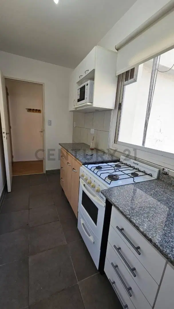 Departamento en venta de dos ambientes en zona céntrica de Olivos 4