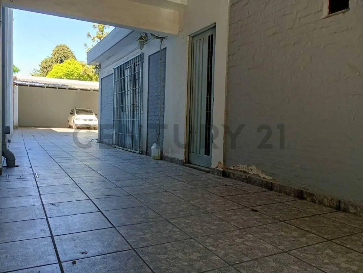 VENTA DE CASA, LOCAL Y TRES DEPARTAMENTOS DE DOS AMBIENTES EN HURLINGHAM 1