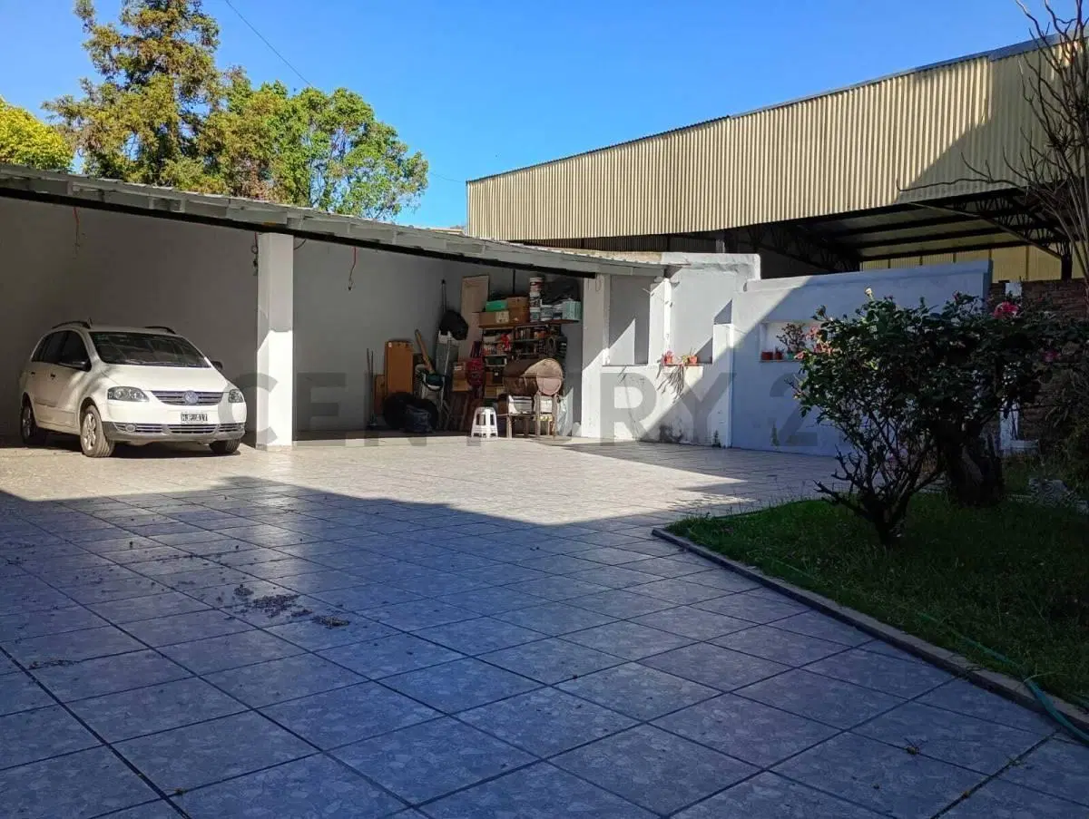 VENTA DE CASA, LOCAL Y TRES DEPARTAMENTOS DE DOS AMBIENTES EN HURLINGHAM 4