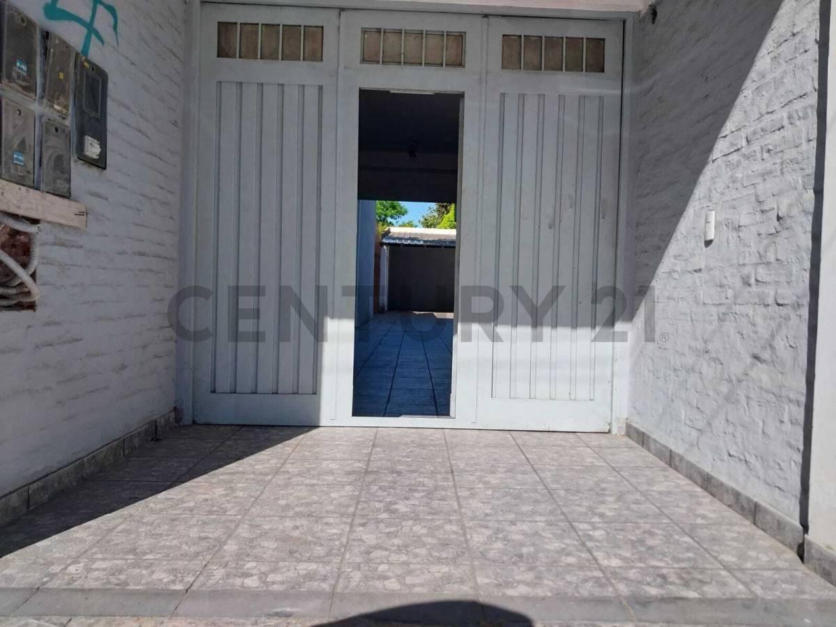 Foto de VENTA DE CASA, LOCAL Y TRES DEPARTAMENTOS DE DOS AMBIENTES EN HURLINGHAM, imagen 5