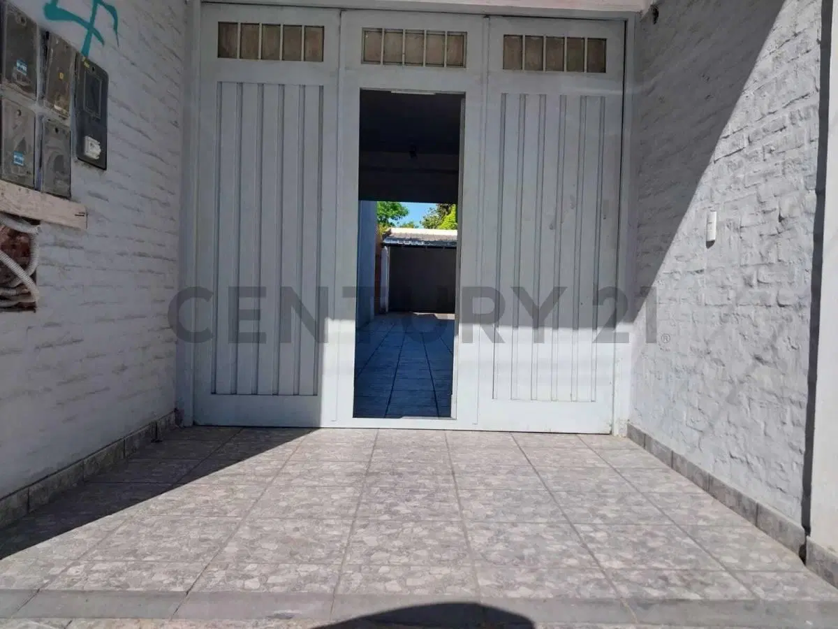 VENTA DE CASA, LOCAL Y TRES DEPARTAMENTOS DE DOS AMBIENTES EN HURLINGHAM 5