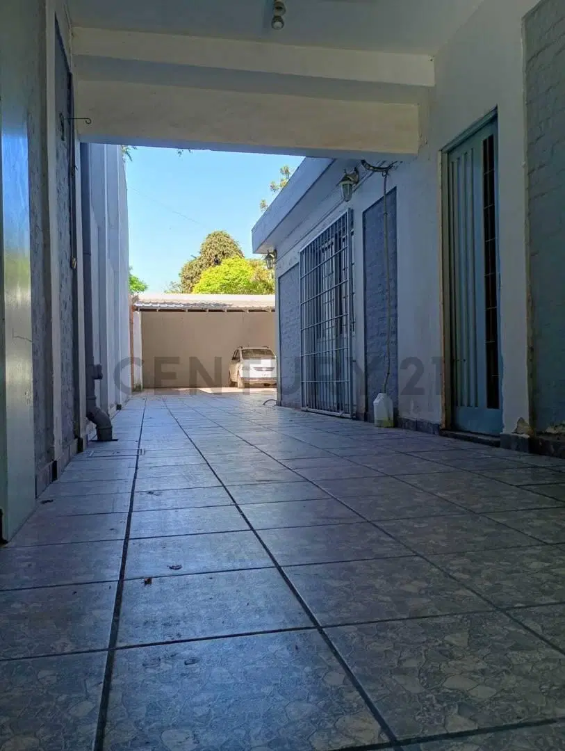 VENTA DE CASA, LOCAL Y TRES DEPARTAMENTOS DE DOS AMBIENTES EN HURLINGHAM 2