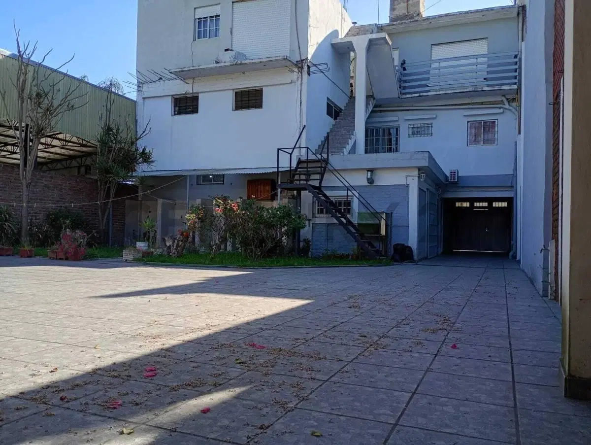 VENTA DE CASA, LOCAL Y TRES DEPARTAMENTOS DE DOS AMBIENTES EN HURLINGHAM 3