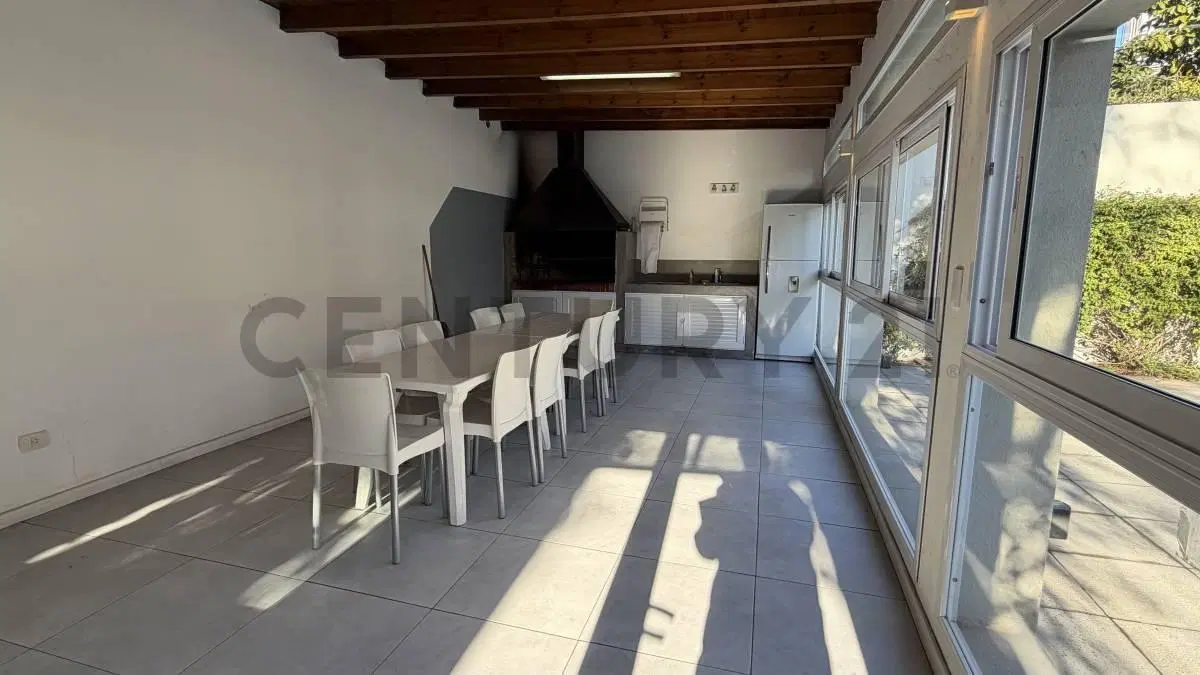 Venta 4 ambientes con Patio propio y Balcón terraza. 3 cocheras y baulera. 8