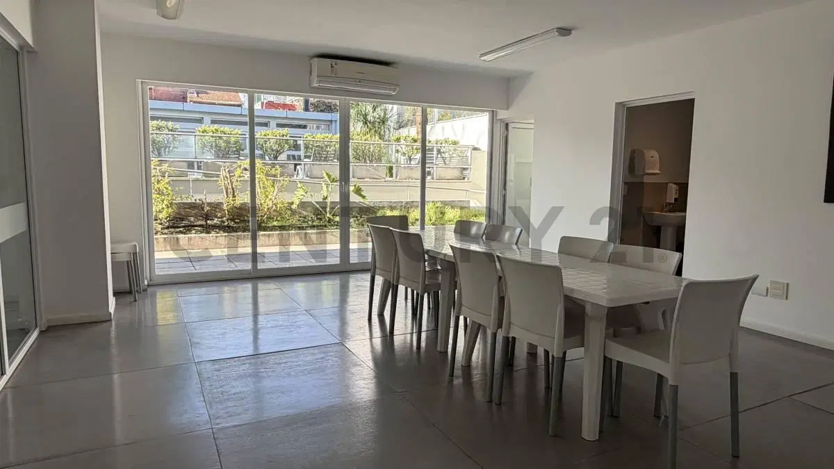 Venta 4 ambientes con Patio propio y Balcón terraza. 3 cocheras y baulera. 2