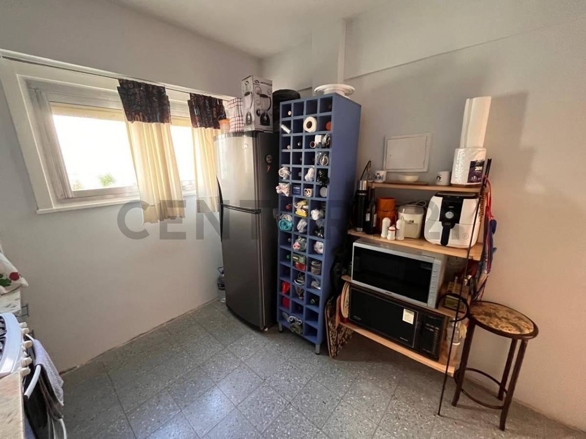 Foto de VENTA DEPARTAMENTO DE 4 AMBIENTES CON BALCÓN Y BAULERA – MUY LUMINOSO – APTO CREDITO, imagen 4