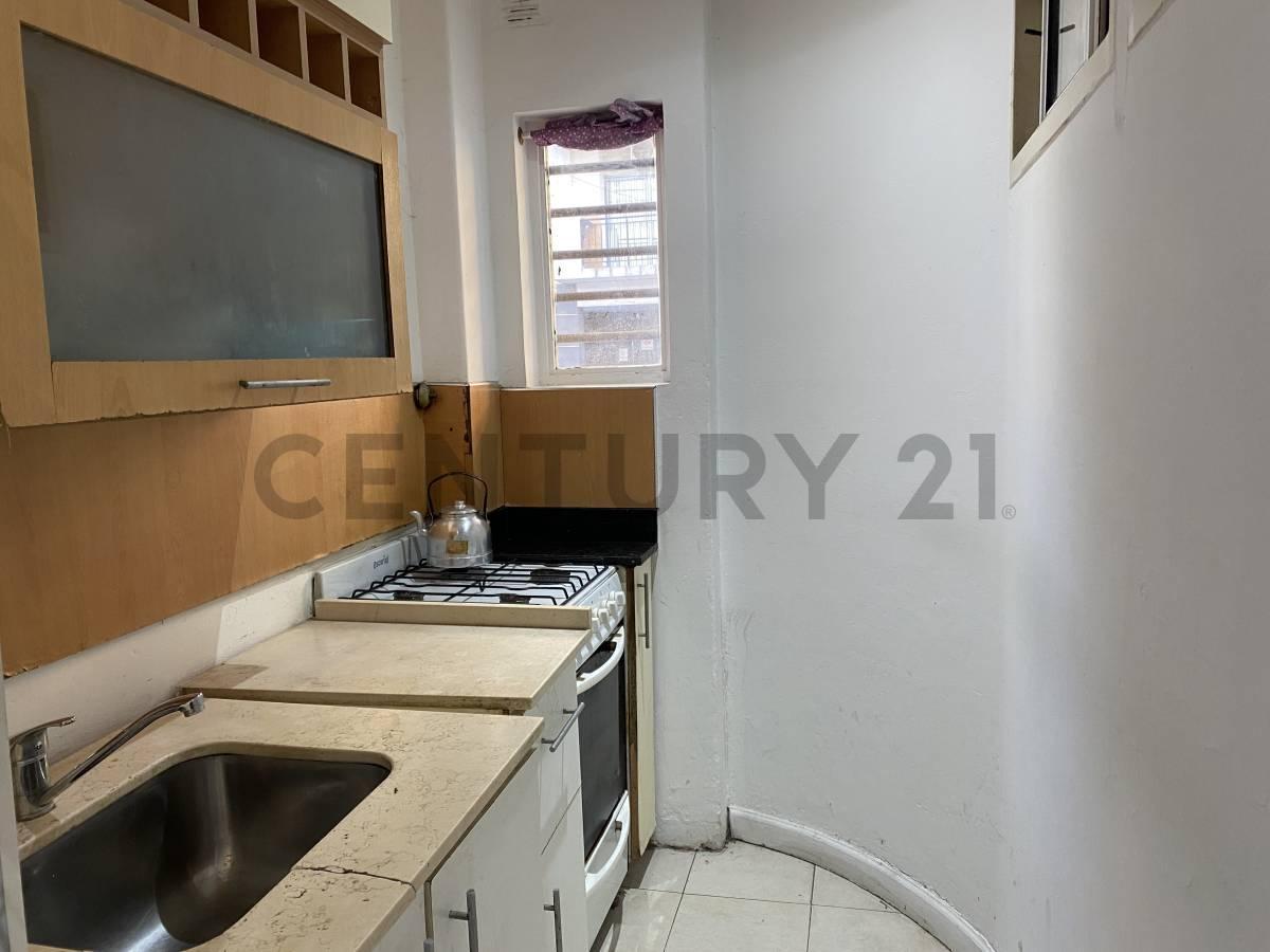 Foto de VENTA DEPARTAMENTO DE 2 AMBIENTES EN PB CON PATIO - APTO PROFESIONAL, imagen 2