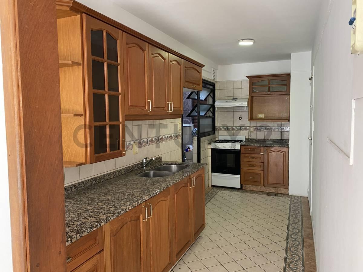 Foto de VENTA DEPARTAMENTO DE 4 AMBIENTES CON BALCÓN COCHERA Y DEPENDENCIA, imagen 2