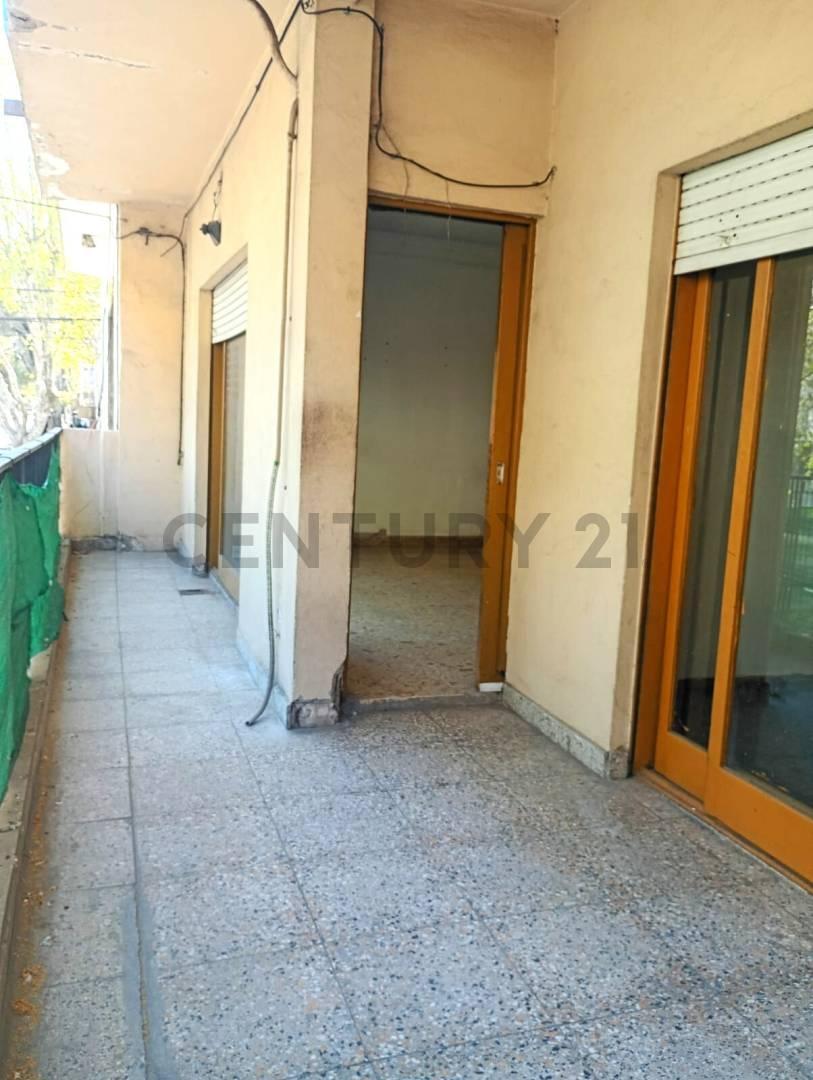 Foto de Venta PH 3 ambientes, patio, balcón, terraza y dos locales., imagen 2